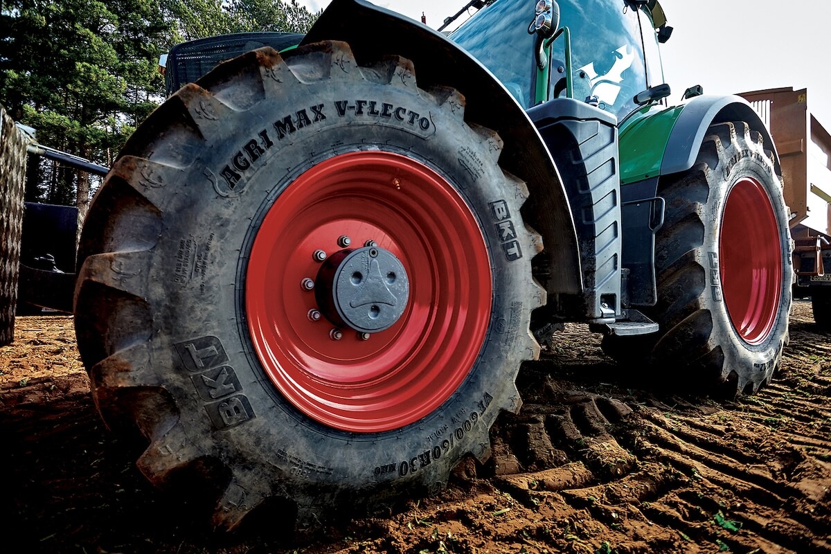 Trattore di alta potenza con rimorchio agricolo equipaggiato con i pneumatici BKT AGRIMAX V FLECTO